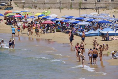 İtalya, Sicilya, Akdeniz, Güney kumlu kıyı şeridi, Cava D'Alica (Ragusa eyaleti); 12 Temmuz 2019, sahilde insanlar - Editörden