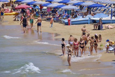 İtalya, Sicilya, Akdeniz, Güney kumlu kıyı şeridi, Cava D'Alica (Ragusa eyaleti); 12 Temmuz 2019, sahilde insanlar - Editörden