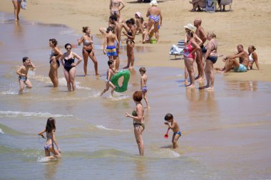 İtalya, Sicilya, Akdeniz, Güney kumlu kıyı şeridi, Cava D'Alica (Ragusa eyaleti); 12 Temmuz 2019, sahilde insanlar - Editörden