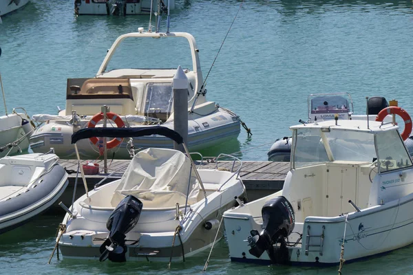イタリア シチリア 地中海 マリーナ ラグーザ ラグーザ州 2019年7月17日 港のモーターボート 編集部 — ストック写真