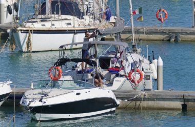 İtalya, Sicilya, Akdeniz, Marina di Ragusa (Ragusa Eyaleti); 18 Temmuz 2019'da limanda insanlar, motorlu tekneler ve lüks yatlar - Editörden Haberler