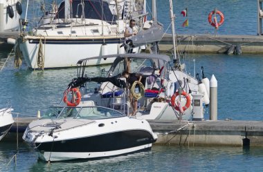 İtalya, Sicilya, Akdeniz, Marina di Ragusa (Ragusa Eyaleti); 18 Temmuz 2019'da limanda insanlar, motorlu tekneler ve lüks yatlar - Editörden Haberler