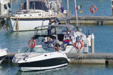 İtalya, Sicilya, Akdeniz, Marina di Ragusa (Ragusa Eyaleti); 18 Temmuz 2019'da limanda insanlar, motorlu tekneler ve lüks yatlar - Editörden Haberler