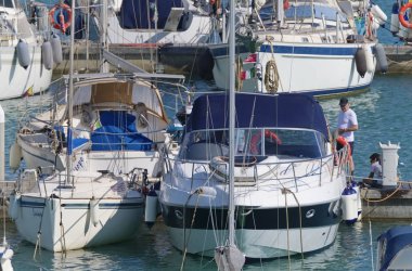 İtalya, Sicilya, Akdeniz, Marina di Ragusa (Ragusa Eyaleti); 18 Temmuz 2019'da limanda insanlar ve lüks yatlar - Editörden Haberler