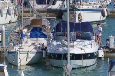 İtalya, Sicilya, Akdeniz, Marina di Ragusa (Ragusa Eyaleti); 18 Temmuz 2019'da limanda insanlar ve lüks yatlar - Editörden Haberler