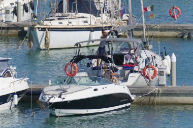 İtalya, Sicilya, Akdeniz, Marina di Ragusa (Ragusa Eyaleti); 18 Temmuz 2019'da limanda insanlar, motorlu tekneler ve lüks yatlar - Editörden Haberler
