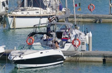 İtalya, Sicilya, Akdeniz, Marina di Ragusa (Ragusa Eyaleti); 18 Temmuz 2019'da limanda insanlar, motorlu tekneler ve lüks yatlar - Editörden Haberler