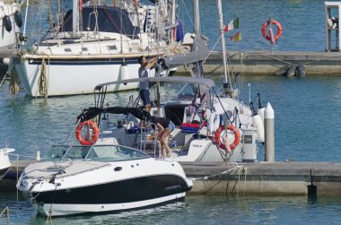 İtalya, Sicilya, Akdeniz, Marina di Ragusa (Ragusa Eyaleti); 18 Temmuz 2019'da limanda insanlar, motorlu tekneler ve lüks yatlar - Editörden Haberler