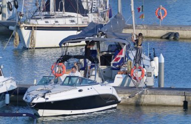 İtalya, Sicilya, Akdeniz, Marina di Ragusa (Ragusa Eyaleti); 18 Temmuz 2019'da limanda insanlar, motorlu tekneler ve lüks yatlar - Editörden Haberler