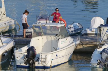 İtalya, Sicilya, Akdeniz, Marina di Ragusa (Ragusa Eyaleti); 29 Temmuz 2019, limanda insanlar ve motorlu tekneler - Editörden Haberler