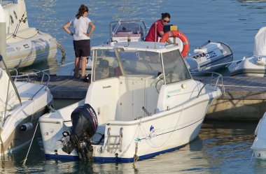 İtalya, Sicilya, Akdeniz, Marina di Ragusa (Ragusa Eyaleti); 29 Temmuz 2019, limanda insanlar ve motorlu tekneler - Editörden Haberler