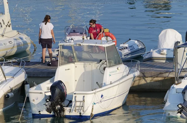 İtalya, Sicilya, Akdeniz, Marina di Ragusa (Ragusa Eyaleti); 29 Temmuz 2019, limanda insanlar ve motorlu tekneler - Editörden Haberler