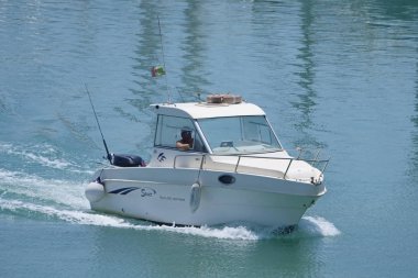 İtalya, Sicilya, Akdeniz, Marina di Ragusa (Ragusa Eyaleti); 20 Temmuz 2019, limanda bir motorlu teknede adam - Editörden
