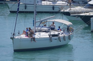 İtalya, Sicilya, Akdeniz, Marina di Ragusa (Ragusa Eyaleti); 20 Temmuz 2019, limanda bir yelkenli teknede insanlar - Editörden