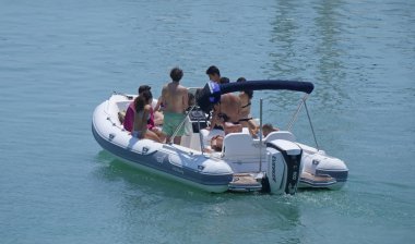 İtalya, Sicilya, Akdeniz, Marina di Ragusa (Ragusa Eyaleti); 20 Temmuz 2019, limanda lastik botta insanlar - Editörden Haberler