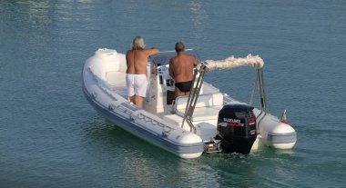 İtalya, Sicilya, Akdeniz, Marina di Ragusa (Ragusa Eyaleti); 20 Temmuz 2019, limanda lastik botta insanlar - Editörden Haberler
