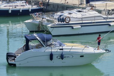 İtalya, Sicilya, Akdeniz, Marina di Ragusa (Ragusa Eyaleti); 21 Temmuz 2019' da limanda lüks bir yatta insanlar - Editörden Haberler