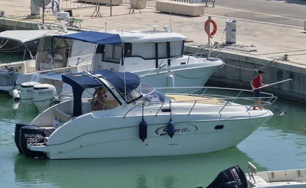 意大利 西西里岛 地中海 滨海迪拉古萨 拉古萨省 2019年7月21日 人们在港口的豪华游艇上 — 图库照片