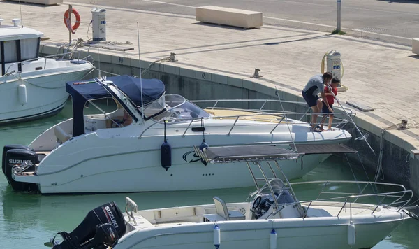 意大利 西西里岛 地中海 滨海迪拉古萨 拉古萨省 2019年7月21日 人们在港口的豪华游艇上 — 图库照片