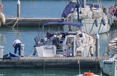 İtalya, Sicilya, Akdeniz, Marina di Ragusa (Ragusa Eyaleti); 21 Temmuz 2019' da limanda insanlar ve lüks yatlar - Editörden Haberler