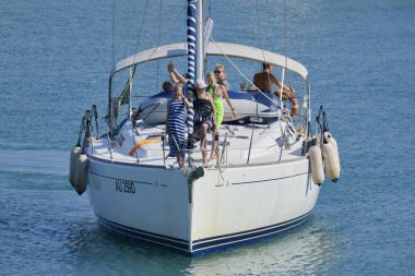 İtalya, Sicilya, Akdeniz, Marina di Ragusa (Ragusa eyaleti); 22 Temmuz 2019, limanda bir yelkenli teknede insanlar-editoryal