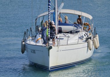 İtalya, Sicilya, Akdeniz, Marina di Ragusa (Ragusa eyaleti); 22 Temmuz 2019, limanda bir yelkenli teknede insanlar-editoryal