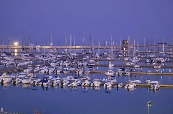 イタリア シチリア 地中海 マリーナ ラグーザ ラグーザ州 2019 モーターボートと日没時の港で豪華なヨット — ストック写真