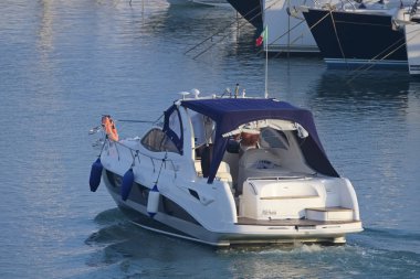 İtalya, Sicilya, Akdeniz, Marina di Ragusa; 26 Temmuz 2019, limanda lüks yatta insanlar-editoryal