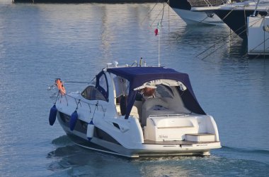 İtalya, Sicilya, Akdeniz, Marina di Ragusa; 26 Temmuz 2019, limanda lüks yatta insanlar-editoryal