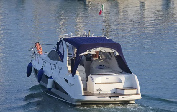 İtalya, Sicilya, Akdeniz, Marina di Ragusa; 26 Temmuz 2019, limanda lüks yatta insanlar-editoryal