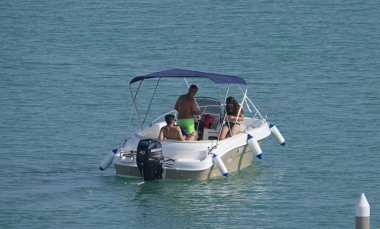 Taly, Sicilya, Akdeniz, Marina di Ragusa (Ragusa eyaleti); 27 Temmuz 2019, limanda bir motorlu tekne insanlar-editoryal