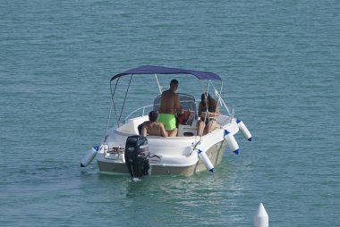 Taly, Sicilya, Akdeniz, Marina di Ragusa (Ragusa eyaleti); 27 Temmuz 2019, limanda bir motorlu tekne insanlar-editoryal