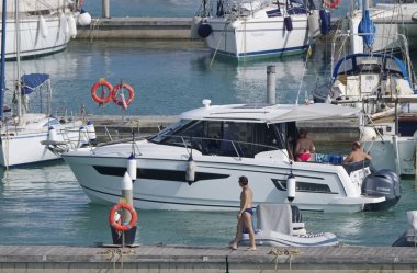 İtalya, Sicilya, Akdeniz, Marina di Ragusa (Ragusa eyaleti); 27 Temmuz 2019, limanda bir motorlu tekne insanlar-editoryal