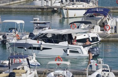 İtalya, Sicilya, Akdeniz, Marina di Ragusa (Ragusa eyaleti); 27 Temmuz 2019, limanda bir motorlu tekne insanlar-editoryal