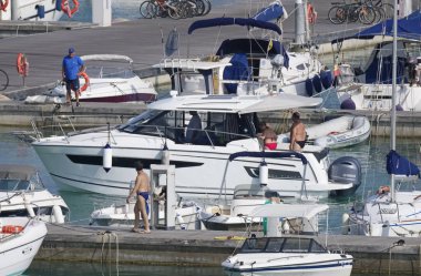 İtalya, Sicilya, Akdeniz, Marina di Ragusa (Ragusa eyaleti); 27 Temmuz 2019, limanda bir motorlu tekne insanlar-editoryal