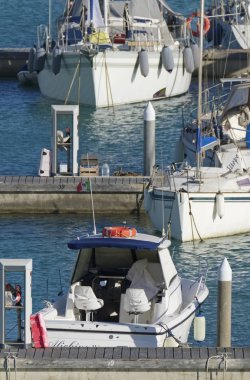 İtalya, Sicilya, Akdeniz, Marina di Ragusa (Ragusa eyaleti); 30 Temmuz 2019, limanda Lüks Yatlar-editoryal