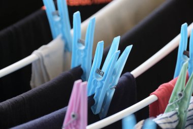 Kurutma askısında çamaşır yıkadım.