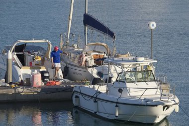 İtalya, Sicilya, Akdeniz, Marina di Ragusa (Ragusa Eyaleti); 31 Temmuz 2019'da limanda insanlar ve lüks yatlar - Editörden Haberler