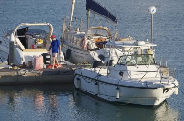 İtalya, Sicilya, Akdeniz, Marina di Ragusa (Ragusa Eyaleti); 31 Temmuz 2019'da limanda insanlar ve lüks yatlar - Editörden Haberler