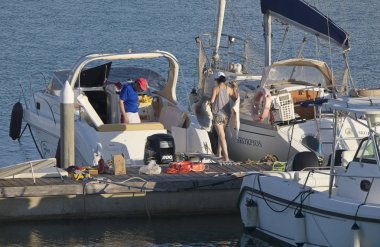 İtalya, Sicilya, Akdeniz, Marina di Ragusa (Ragusa Eyaleti); 31 Temmuz 2019'da limanda insanlar ve lüks yatlar - Editörden Haberler