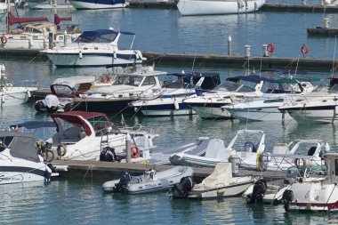 İtalya, Sicilya, Akdeniz, Marina di Ragusa (Ragusa Eyaleti); 1 Ağustos 2019, limanda motorlu tekneler ve lüks yatlar - Editörden