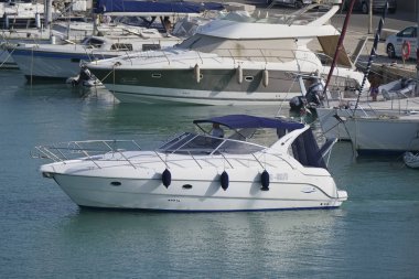 İtalya, Sicilya, Akdeniz, Marina di Ragusa (Ragusa Eyaleti); 2 Ağustos 2019, limanda lüks bir yatta adam - Editörden