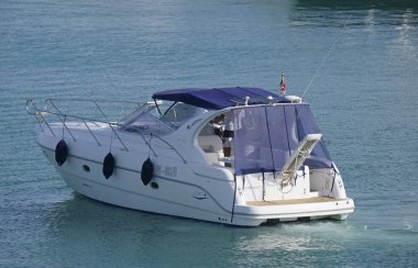 İtalya, Sicilya, Akdeniz, Marina di Ragusa (Ragusa Eyaleti); 2 Ağustos 2019, limanda lüks bir yatta adam - Editörden