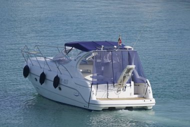 İtalya, Sicilya, Akdeniz, Marina di Ragusa (Ragusa Eyaleti); 2 Ağustos 2019, limanda lüks bir yatta adam - Editörden