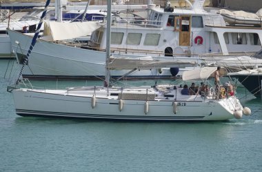 İtalya, Sicilya, Akdeniz, Marina di Ragusa (Ragusa Eyaleti); 3 Ağustos 2019, limanda bir yelkenli teknede insanlar - Editörden