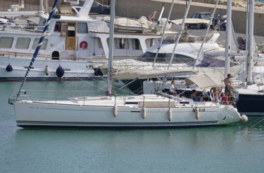 İtalya, Sicilya, Akdeniz, Marina di Ragusa (Ragusa Eyaleti); 3 Ağustos 2019, limanda bir yelkenli teknede insanlar - Editörden