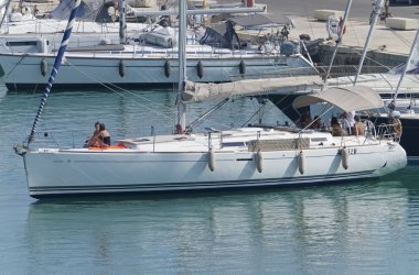 İtalya, Sicilya, Akdeniz, Marina di Ragusa (Ragusa Eyaleti); 4 Ağustos 2019, limanda bir yelkenli teknede insanlar - Editörden