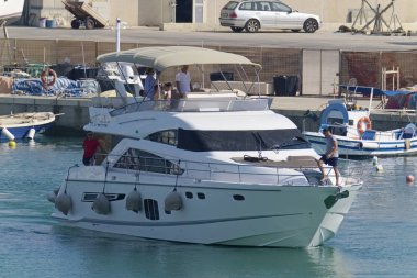 İtalya, Sicilya, Akdeniz, Marina di Ragusa (Ragusa Eyaleti); 9 Ağustos 2019, limanda lüks bir yatta insanlar - Editörden