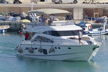 İtalya, Sicilya, Akdeniz, Marina di Ragusa (Ragusa Eyaleti); 9 Ağustos 2019, limanda lüks bir yatta insanlar - Editörden