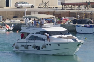 İtalya, Sicilya, Akdeniz, Marina di Ragusa (Ragusa Eyaleti); 9 Ağustos 2019, limanda lüks bir yatta insanlar - Editörden